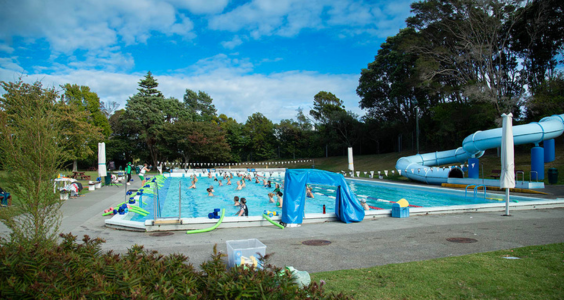 Sunny day at the outdoor Waikanae Pool