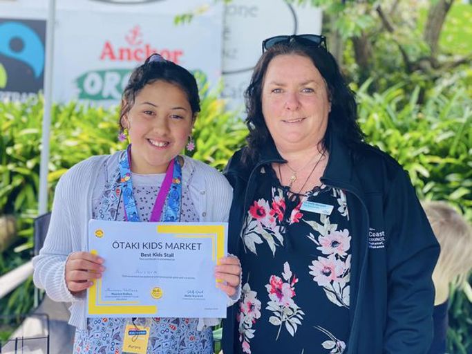 Auroa won Best Kid's Stall at Ōtaki Market. Pictured with Councillor Shelly Warwick.