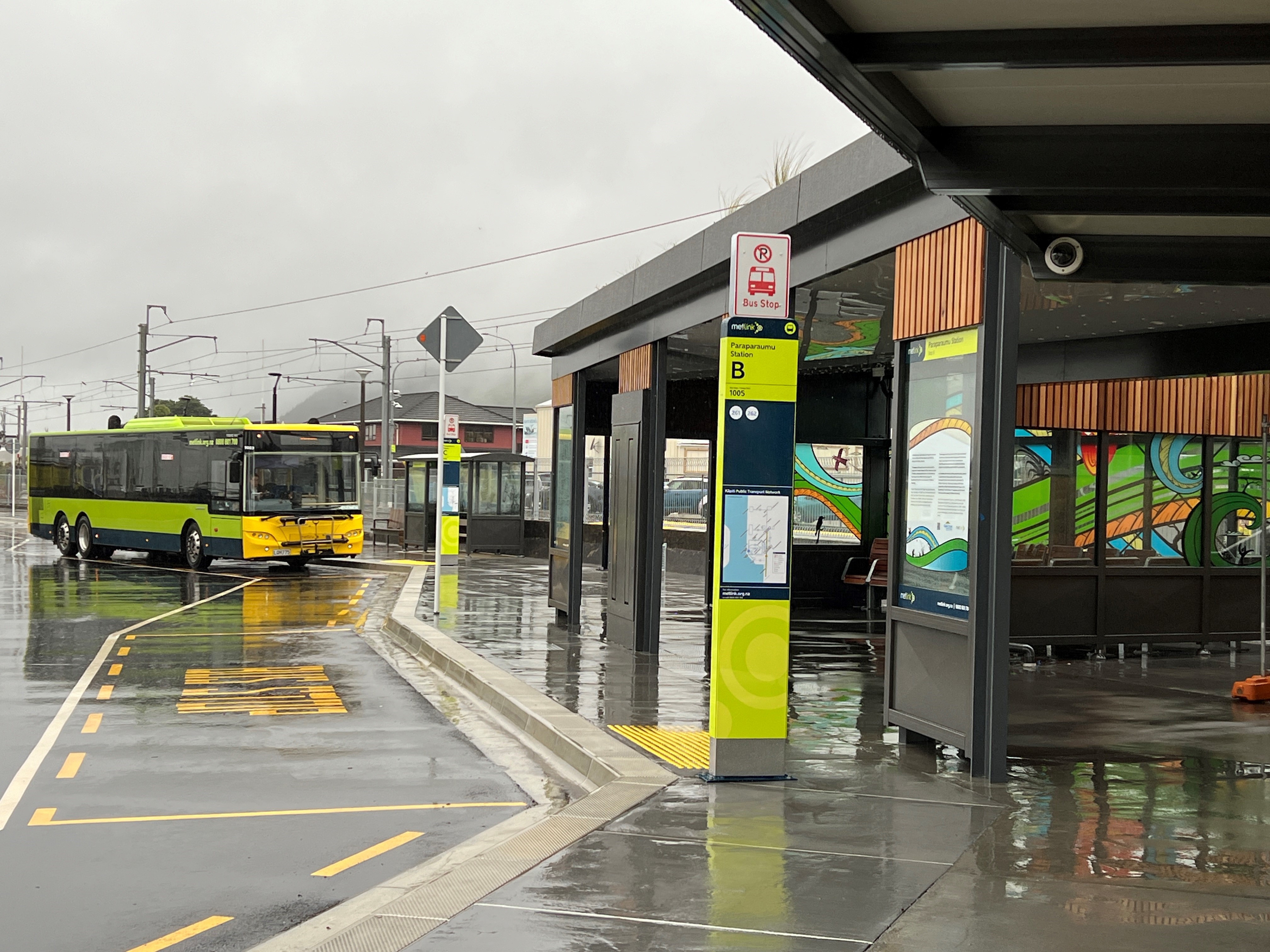 Metlink bus pulling into the Paraparaumu Transport Hub